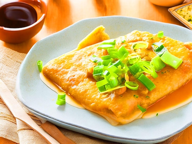 cubetti di carne al pranzo fritti su omelette sopra una ciotola rustica e poco profonda di riso