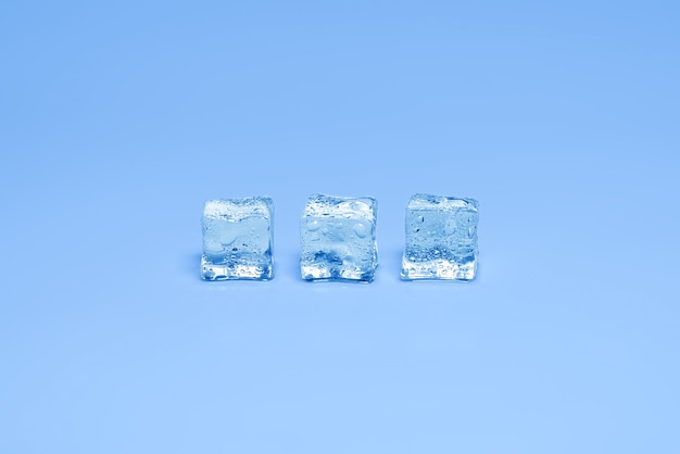 Cubetti di cristallo di ghiaccio, spazio per testo o design.
