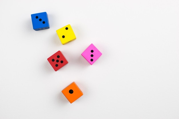 Cubetti di dadi multicolori su sfondo chiaro