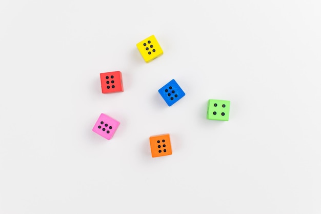 Cubetti di dadi multicolori su sfondo chiaro