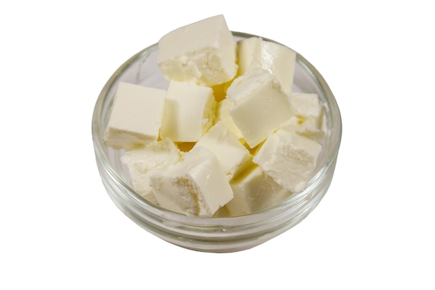 Cubetti di formaggio feta in recipiente di vetro isolato su sfondo bianco