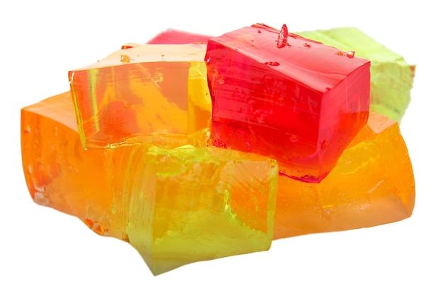 Cubetti di gelatina gustosi isolati su bianco