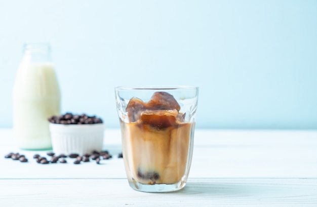 cubetti di ghiaccio al caffè con latte