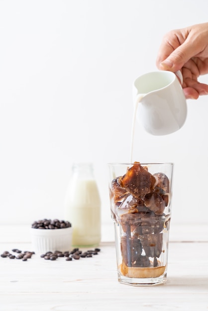 cubetti di ghiaccio al caffè con latte