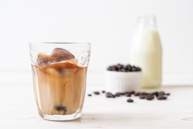 cubetti di ghiaccio al caffè con latte