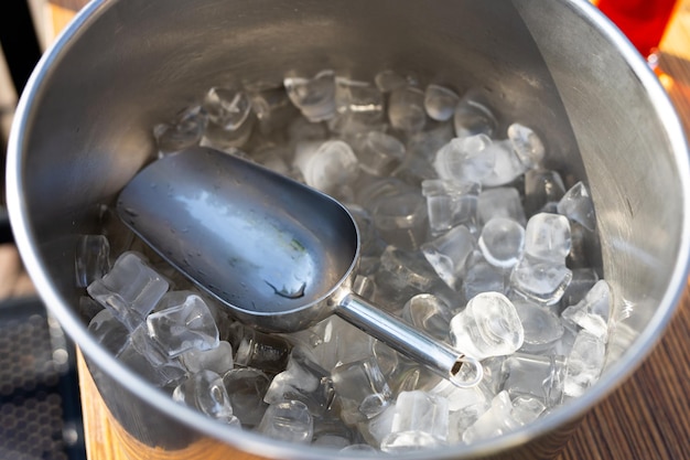 cubetti di ghiaccio con una grande spatola in una piastra di metallo