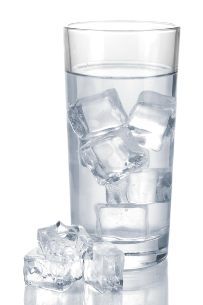 Cubetti di ghiaccio in vetro isolato su bianco