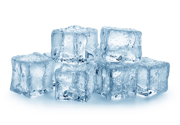 Cubetti di ghiaccio isolati su bianco