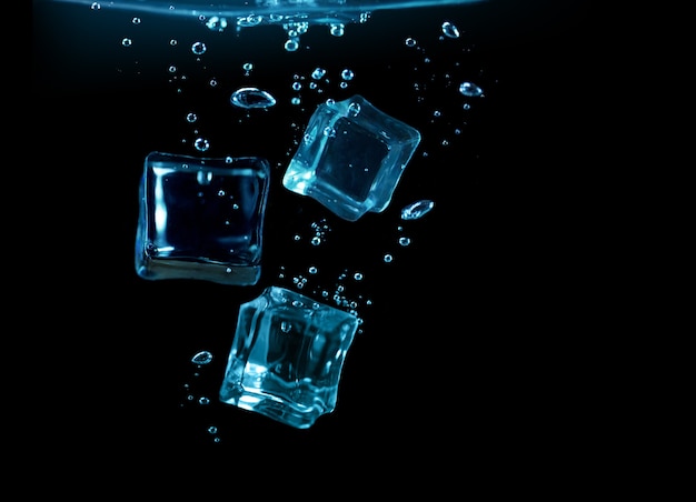 Cubetti di ghiaccio sott'acqua su sfondo nero