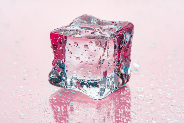 Cubetti di ghiaccio sul rosa