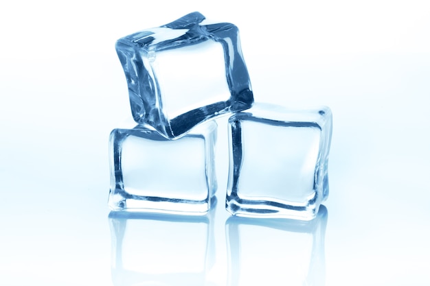 Cubetti di ghiaccio trasparenti isolati su bianco