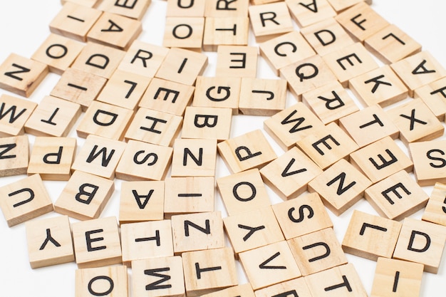 Cubetti di lettere in legno su sfondo bianco