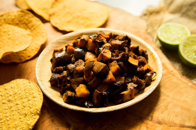 Cubetti di patate dolci al forno con tortillas di mais.