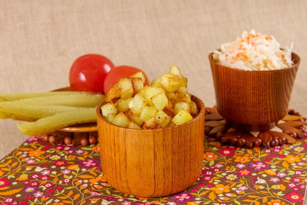 Cubetti di patate fritte con cavolo acido