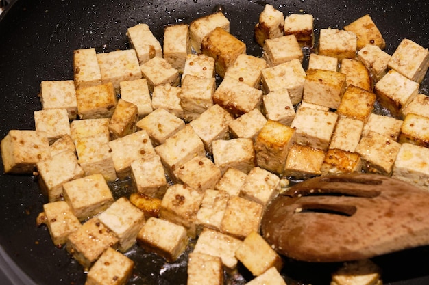 Cubetti di tofu marinati saltati in padella fino a doratura