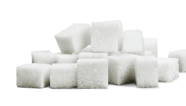 Cubetti di zucchero su sfondo bianco