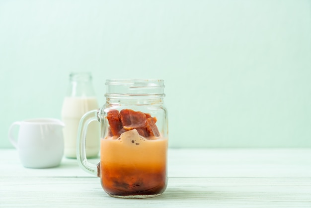 Cubetto di ghiaccio del tè tailandese con latte