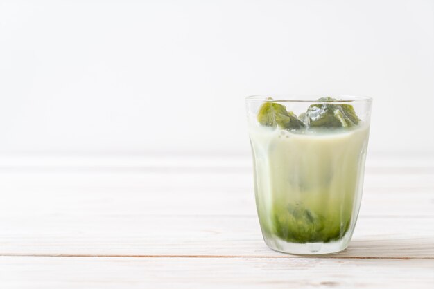 cubetto di ghiaccio del tè verde matcha con latte