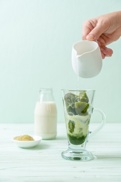 cubetto di ghiaccio del tè verde matcha con latte