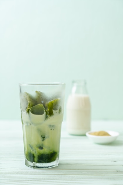 cubetto di ghiaccio del tè verde matcha con latte