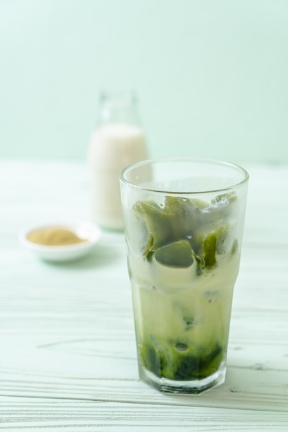 cubetto di ghiaccio del tè verde matcha con latte