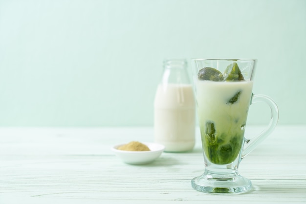cubetto di ghiaccio tè verde matcha con latte