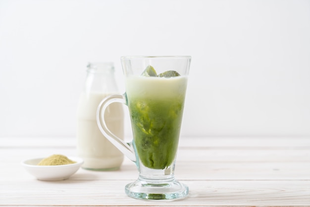 cubetto di ghiaccio tè verde matcha con latte