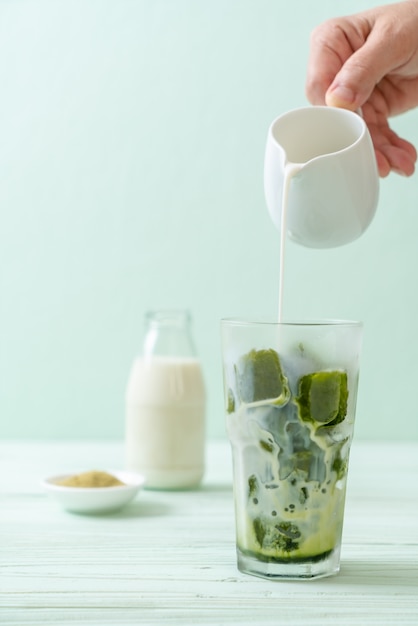 cubetto di ghiaccio tè verde matcha con latte