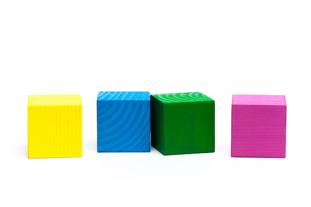 Cubi colorati dei bambini su bianco isolato