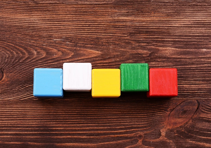 Foto cubi colorati per iscrizioni su sfondo di legno