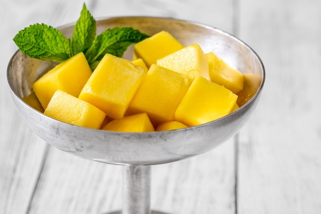 Cubi di frutta di mango freschi nella ciotola