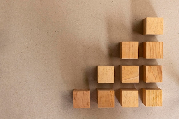 Cubi di legno a forma di grafico con sfondo di carta riciclata