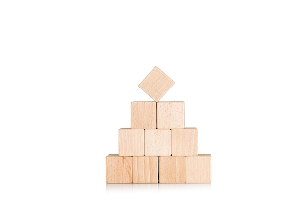 cubi di legno a forma di piramide su uno sfondo bianco isolato in primo piano