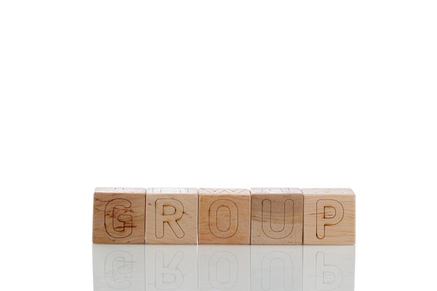 Cubi di legno con gruppo di lettere su sfondo bianco