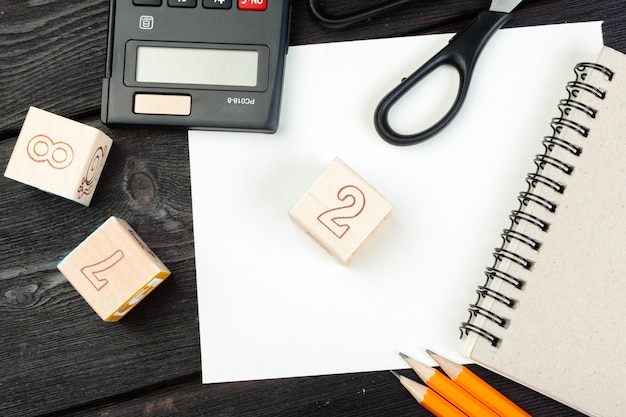 Cubi di legno con i numeri sulla fine da tavolo in su. Concetto di educazione