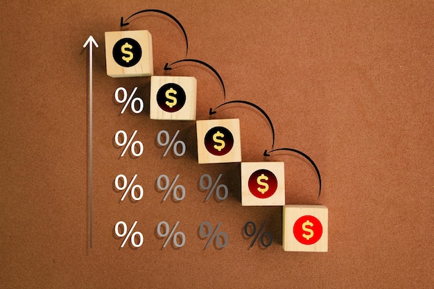 Cubi di legno con icone di denaro e percentuale Il concetto di guadagno o reddito aumenta tasso di aumento