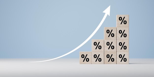 cubi di legno con il simbolo di percentuale Percentuale e freccia crescente verso l'alto Aumentano i tassi ipotecari di interesse finanziario o la commissione sui prezzi aumenta l'imposta sulla finanza aziendale per la crescita