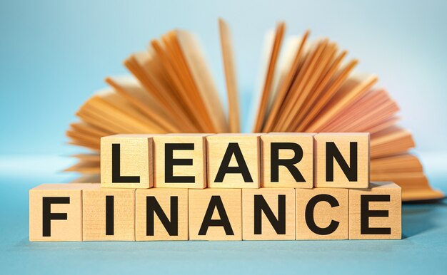 Cubi di legno con l'abbreviazione LEARN FINANCE