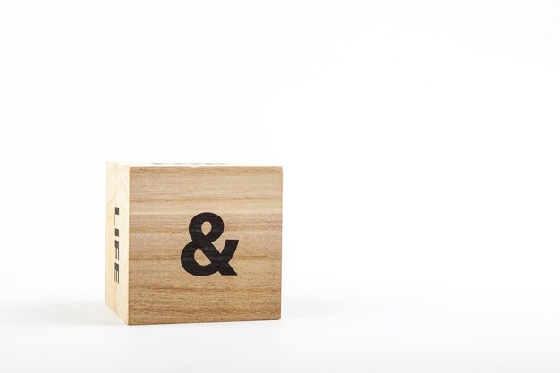 Cubi di legno con la scritta su sfondo bianco