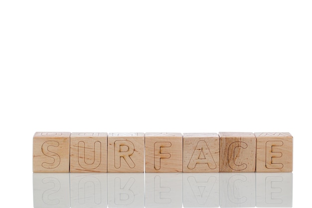Cubi di legno con lettere in superficie su uno sfondo bianco