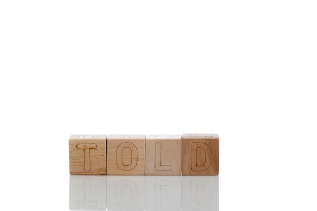 Cubi di legno con lettere raccontate su uno sfondo bianco