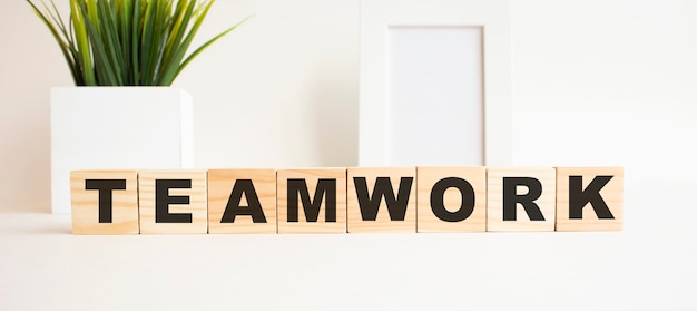 Cubi di legno con lettere su un tavolo bianco