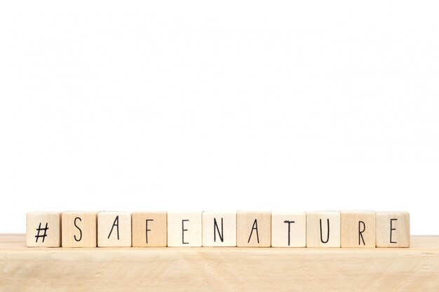 Cubi di legno con un hashtag e le parole Safe Nature, concetto di social media,