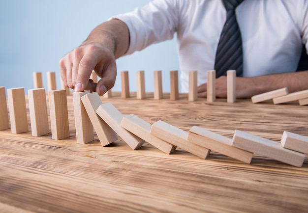 Cubi di legno della mano dell'uomo