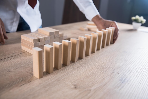 Cubi di legno della mano dell'uomo