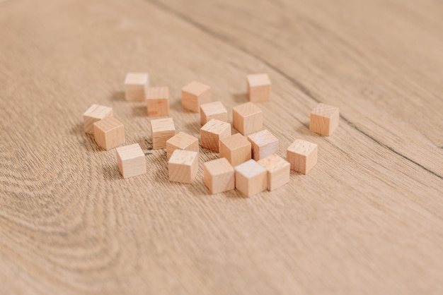 Cubi di legno della scuola Montessori per l'apprendimento della matematica educazione alternativa