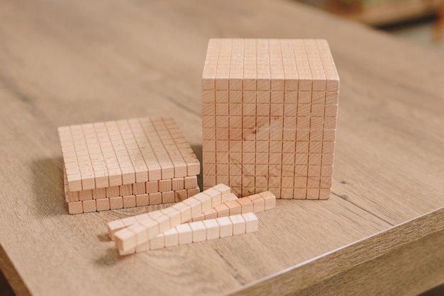 Cubi di legno della scuola Montessori per l'apprendimento della matematica istruzione alternativa Foto di alta qualità