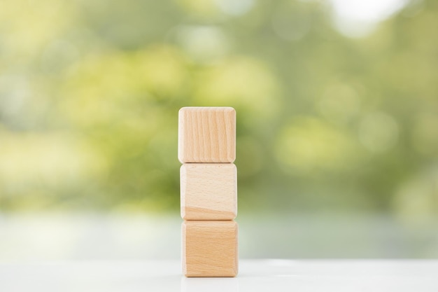 Cubi di legno di legno naturale su uno sfondo verde estivo Copia spazio vuoto per il testo