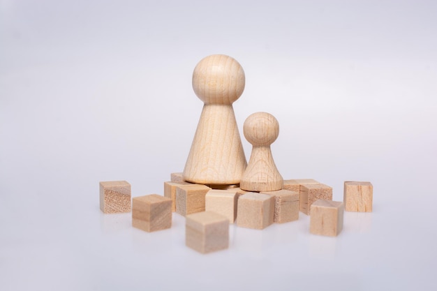 Cubi di legno e figurine di persone come concetto di famiglia