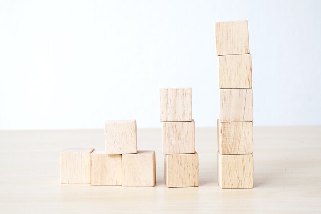 Cubi di legno su fondo di legno